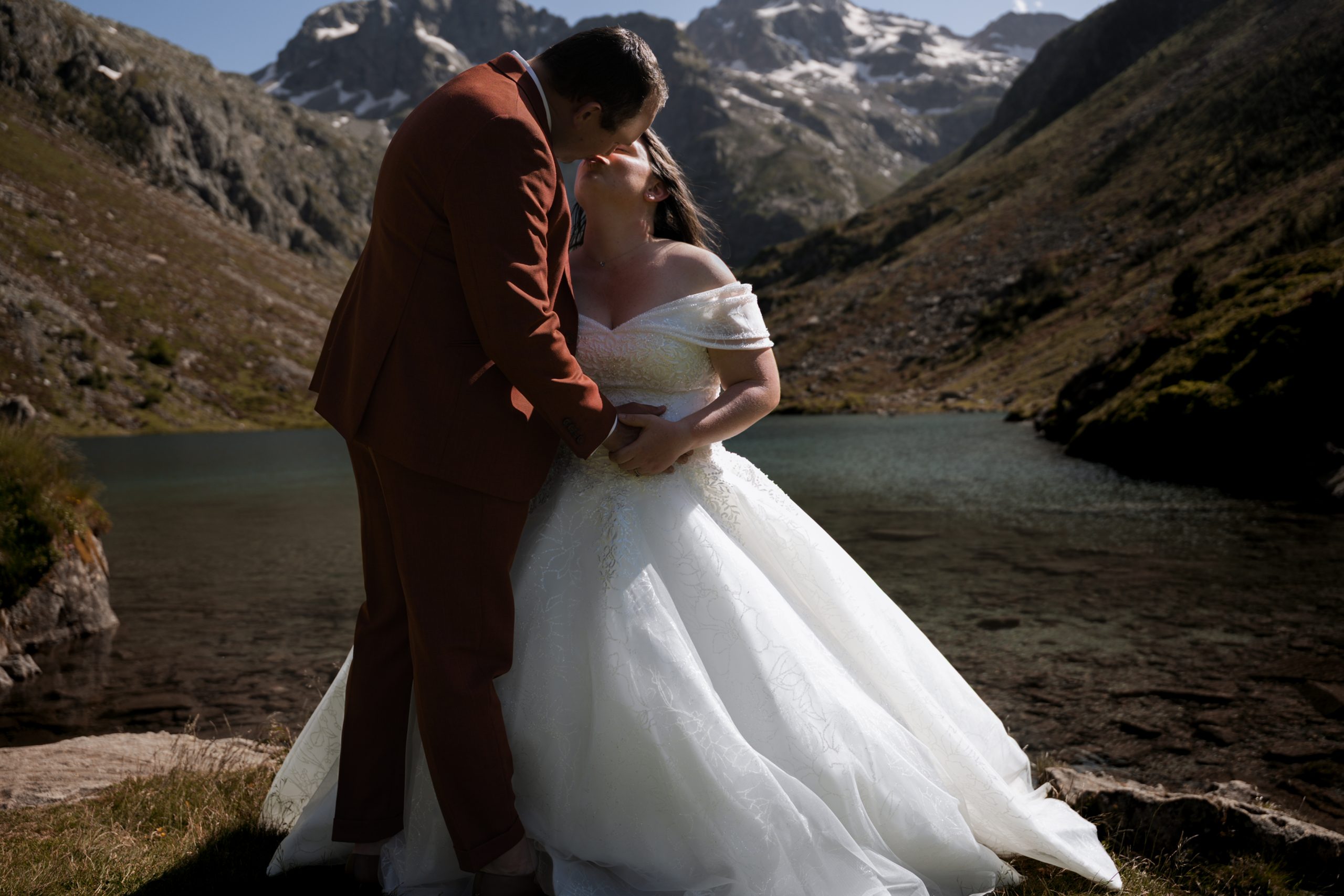 baiser-maries-bord-lac-estom-hautes-pyrenees