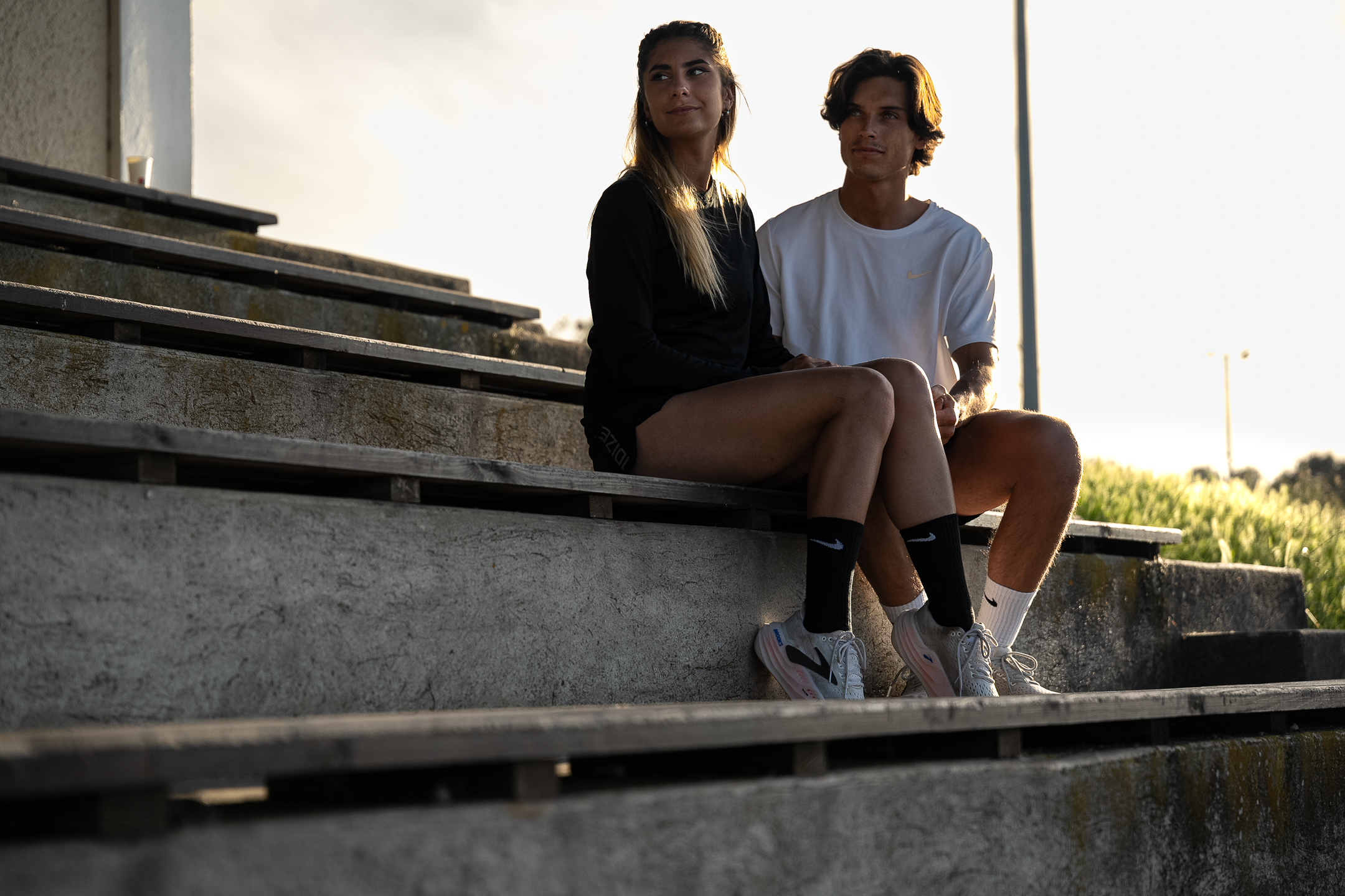 couple-sportif-silhouette-contre-jour-stade