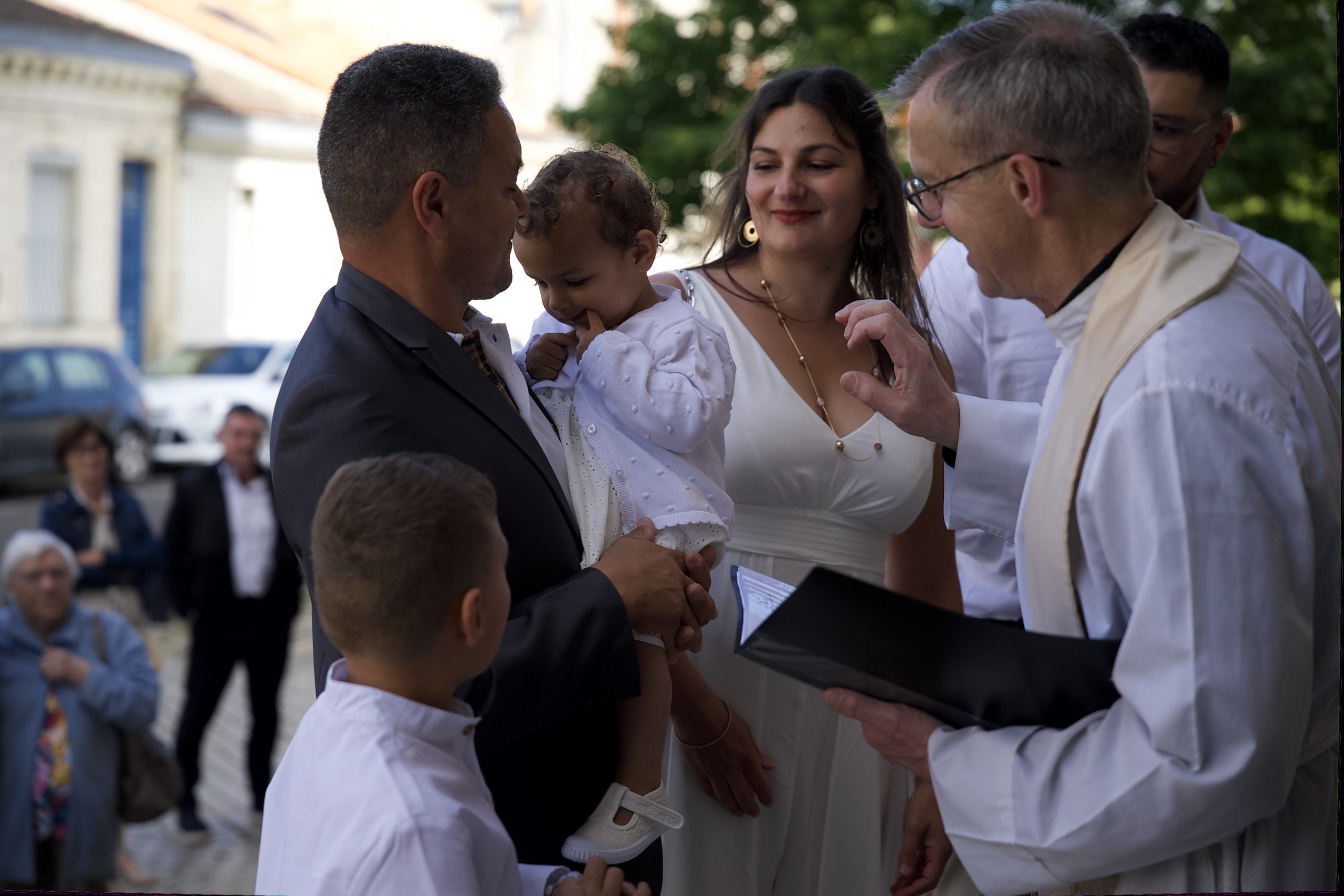 entree-famille-eglise-bapteme-bordeaux