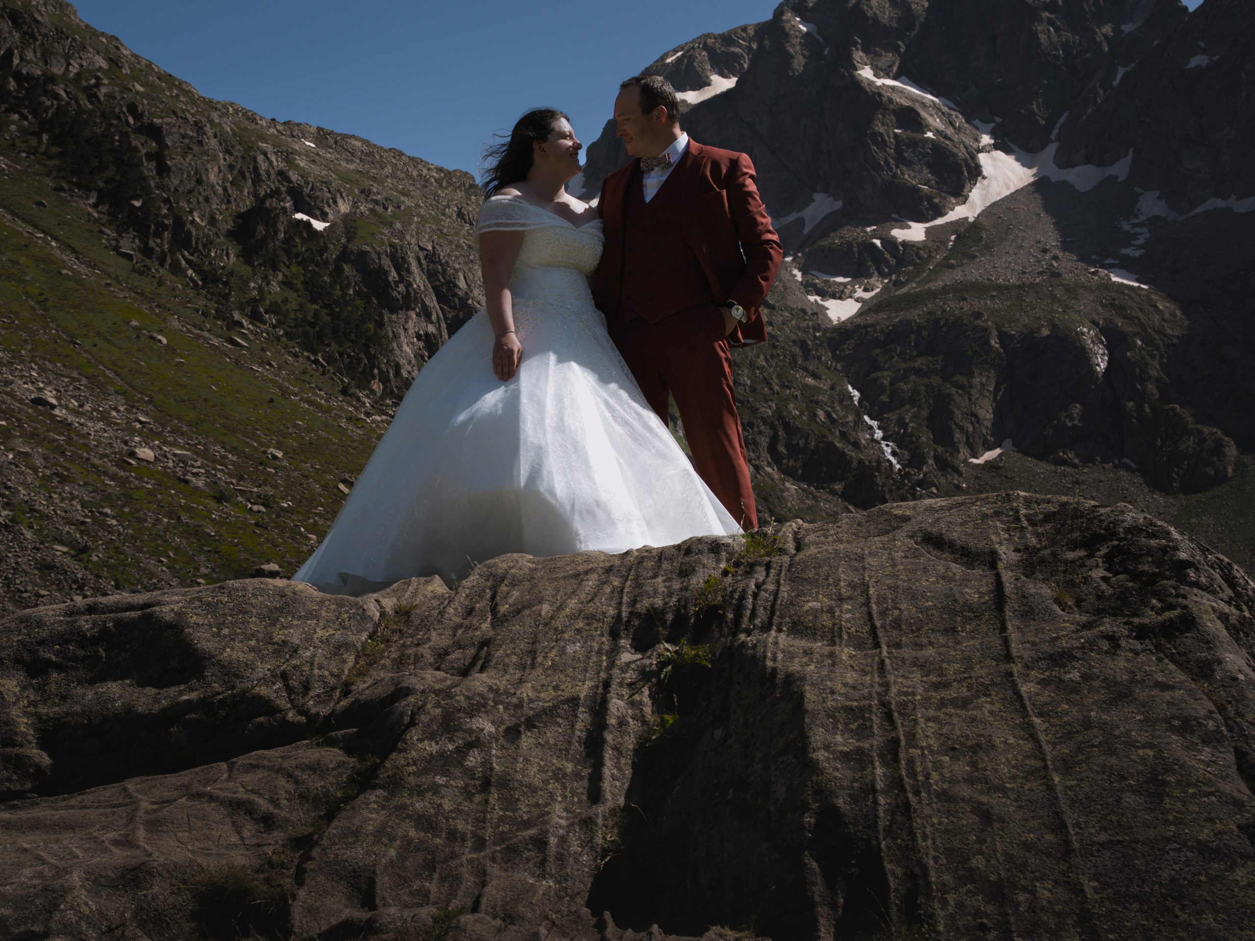 portrait-couple-mariage-lac-montagne