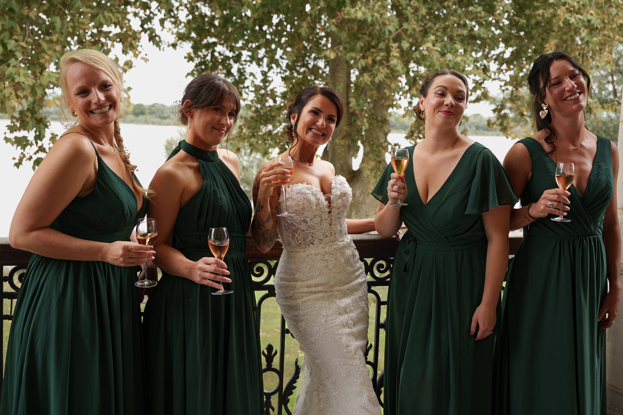 portrait-mariee-demoiselle-honneur-balcon