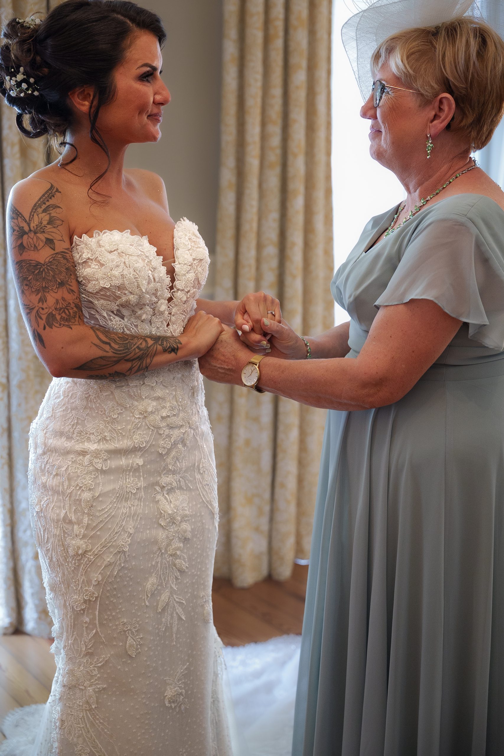 portrait-mariee-et-sa-maman-chambre