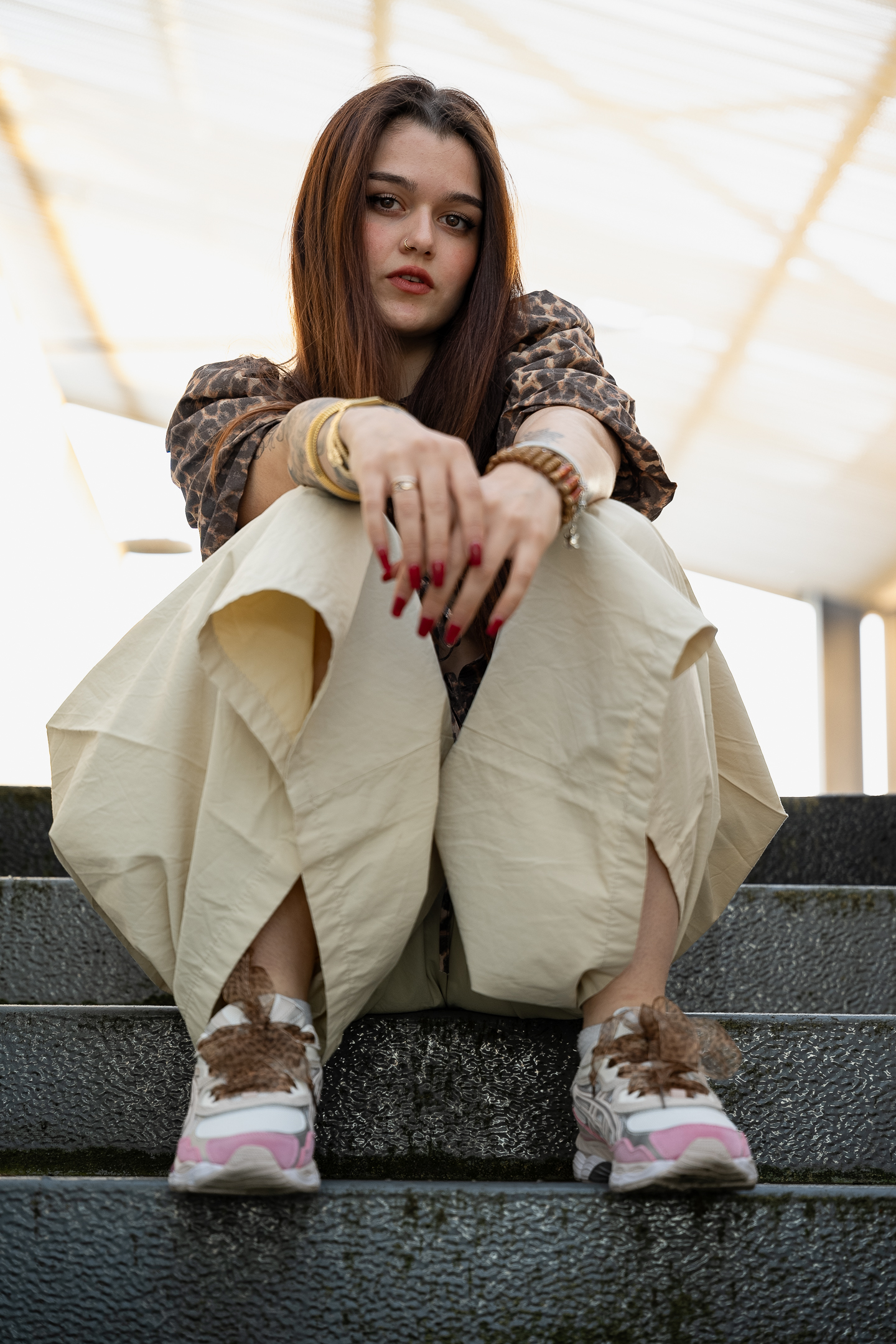 pose-street-culture-femme-parking-escalier