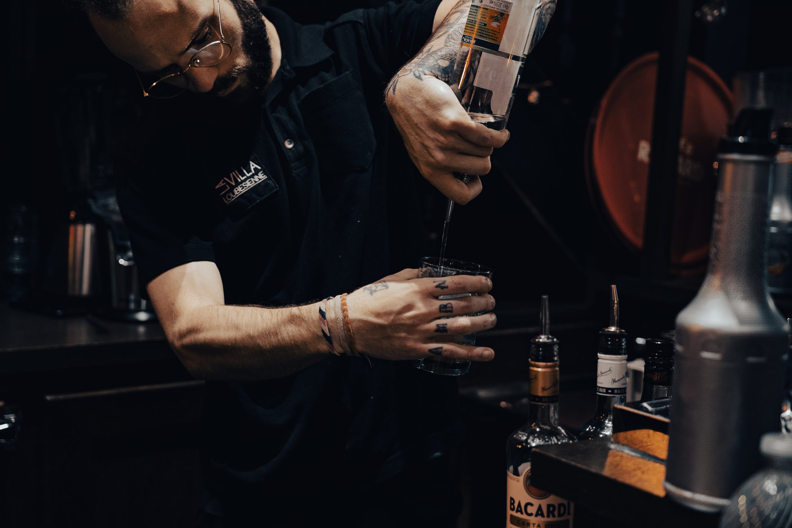 shaker-barman-action-coktail-bordeaux