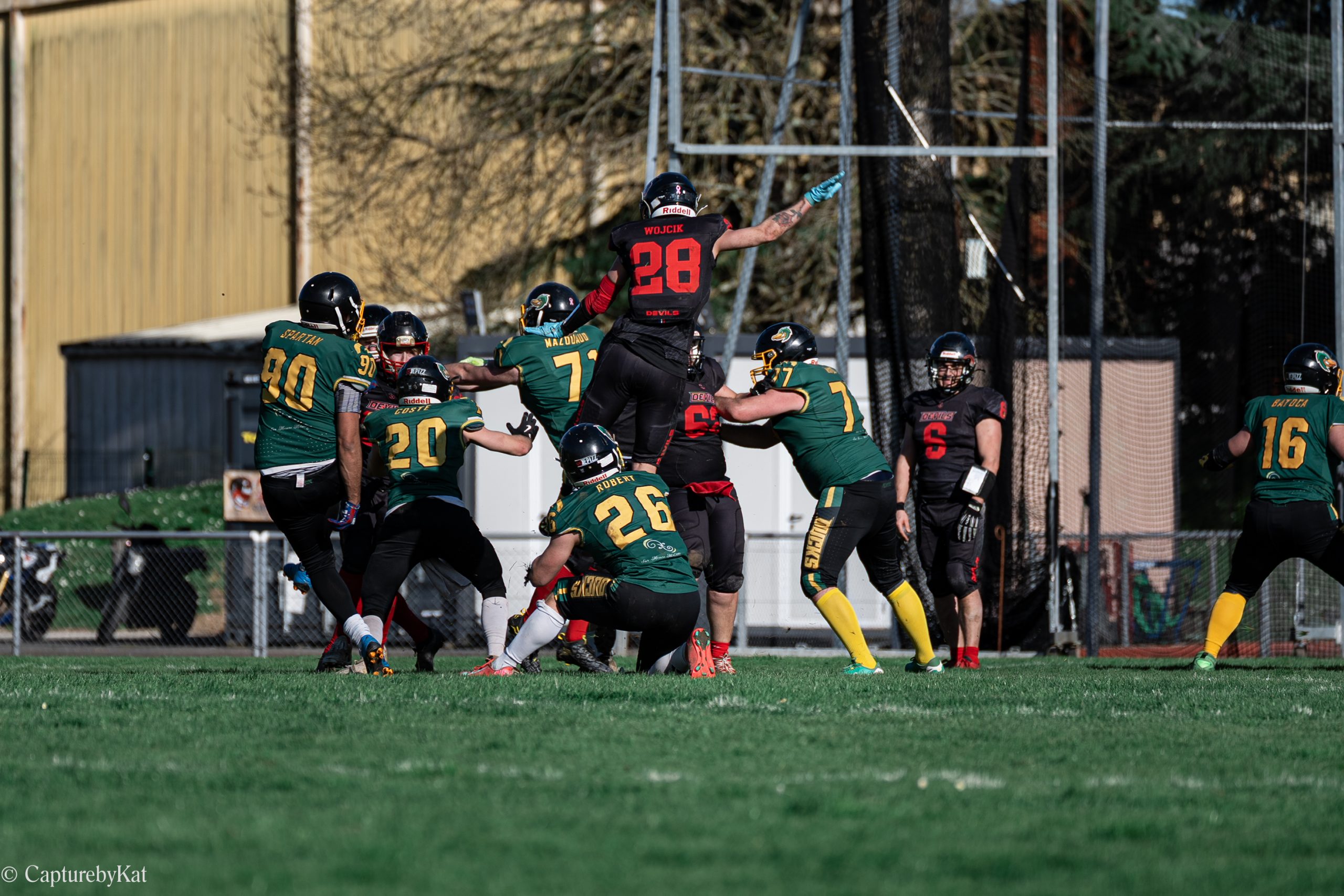 action-jeu-football-americain-saut-interception-joueurs