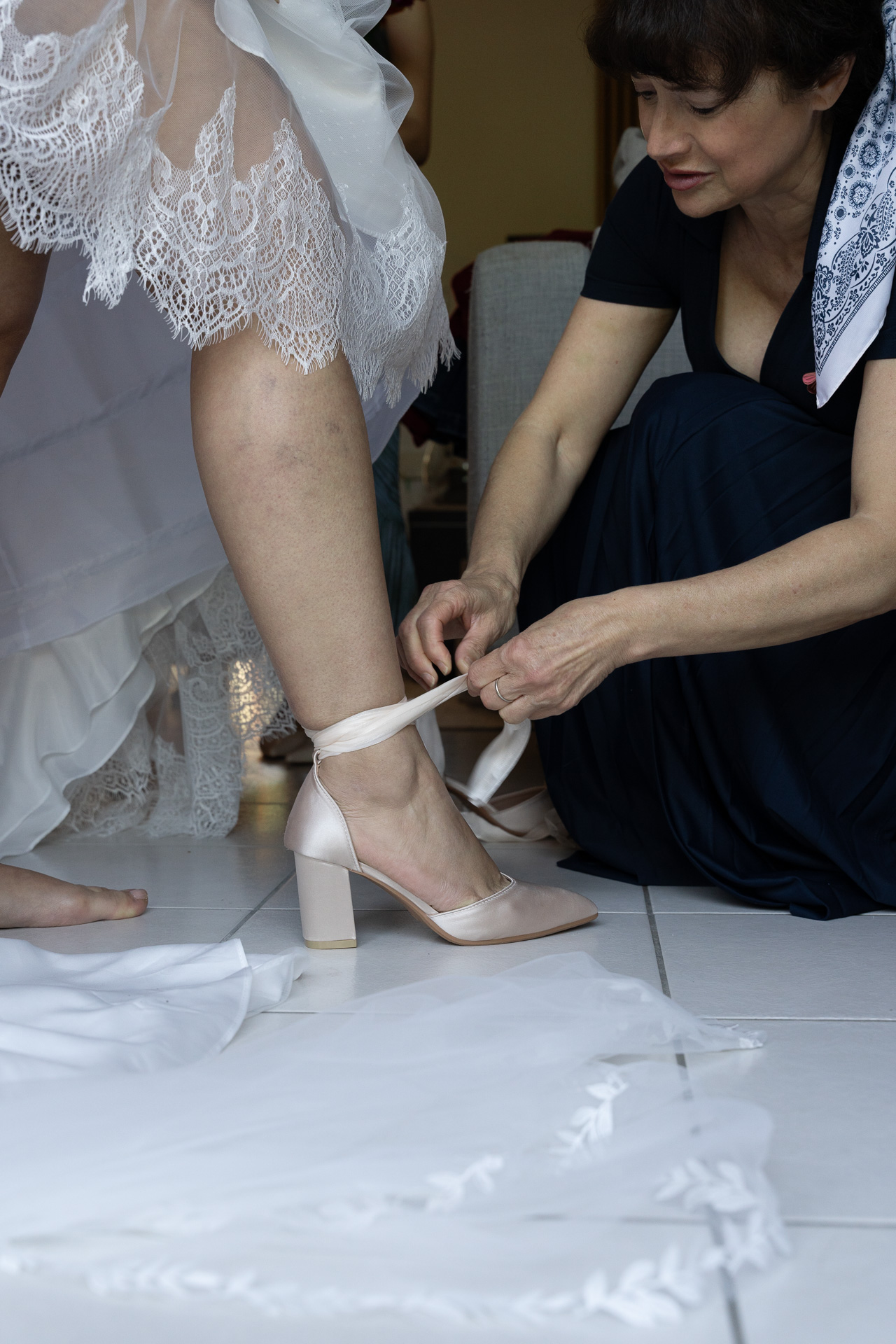 ajustement-chaussures-mariee-temoin-preparation