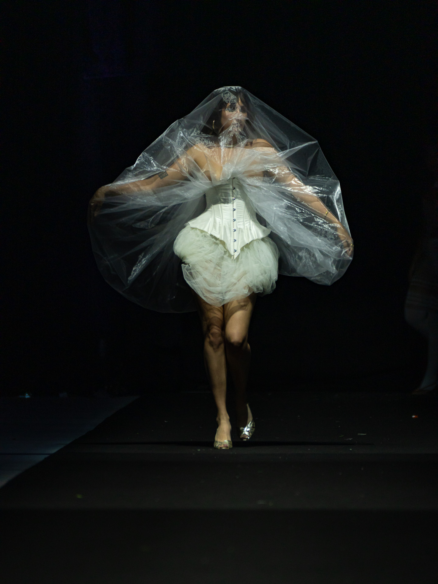 corset-blanc-tulle-voile-plastique-mode-conceptuelle