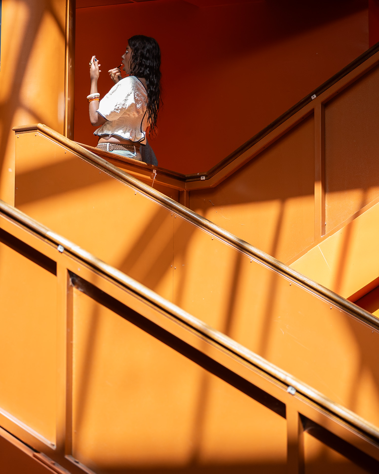 coulisses-defile-mannequin-maquillage-retouche-escalier