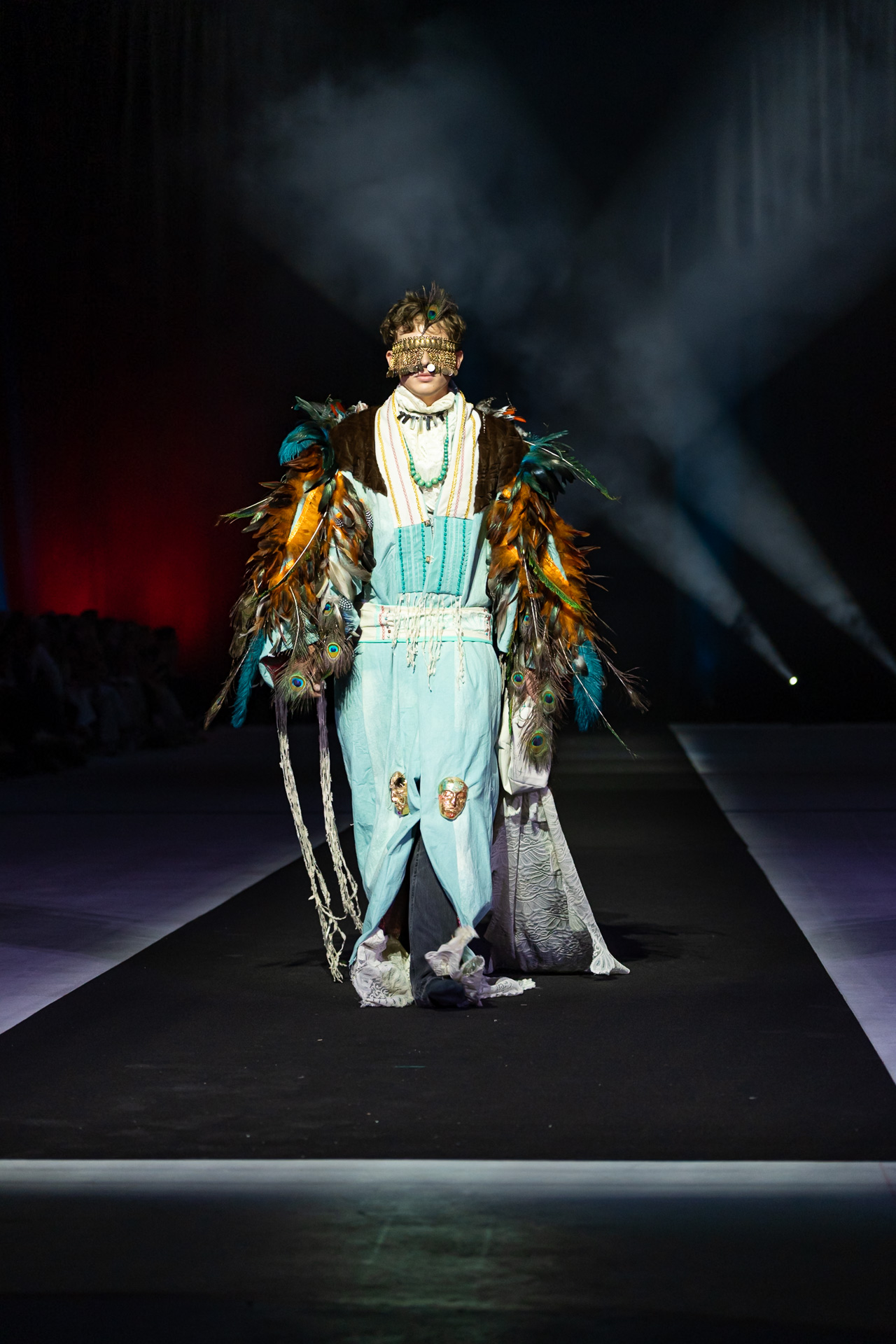 design-mode-plumes-paon-masque-or-defile