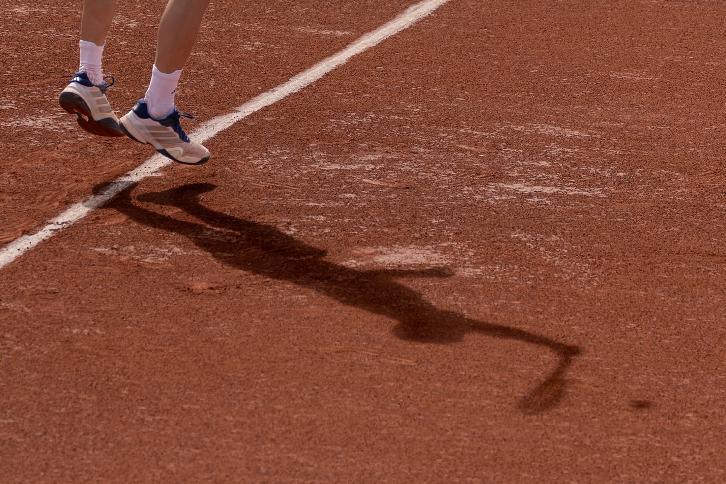 detail-balle-tennis-filet-terre-battue