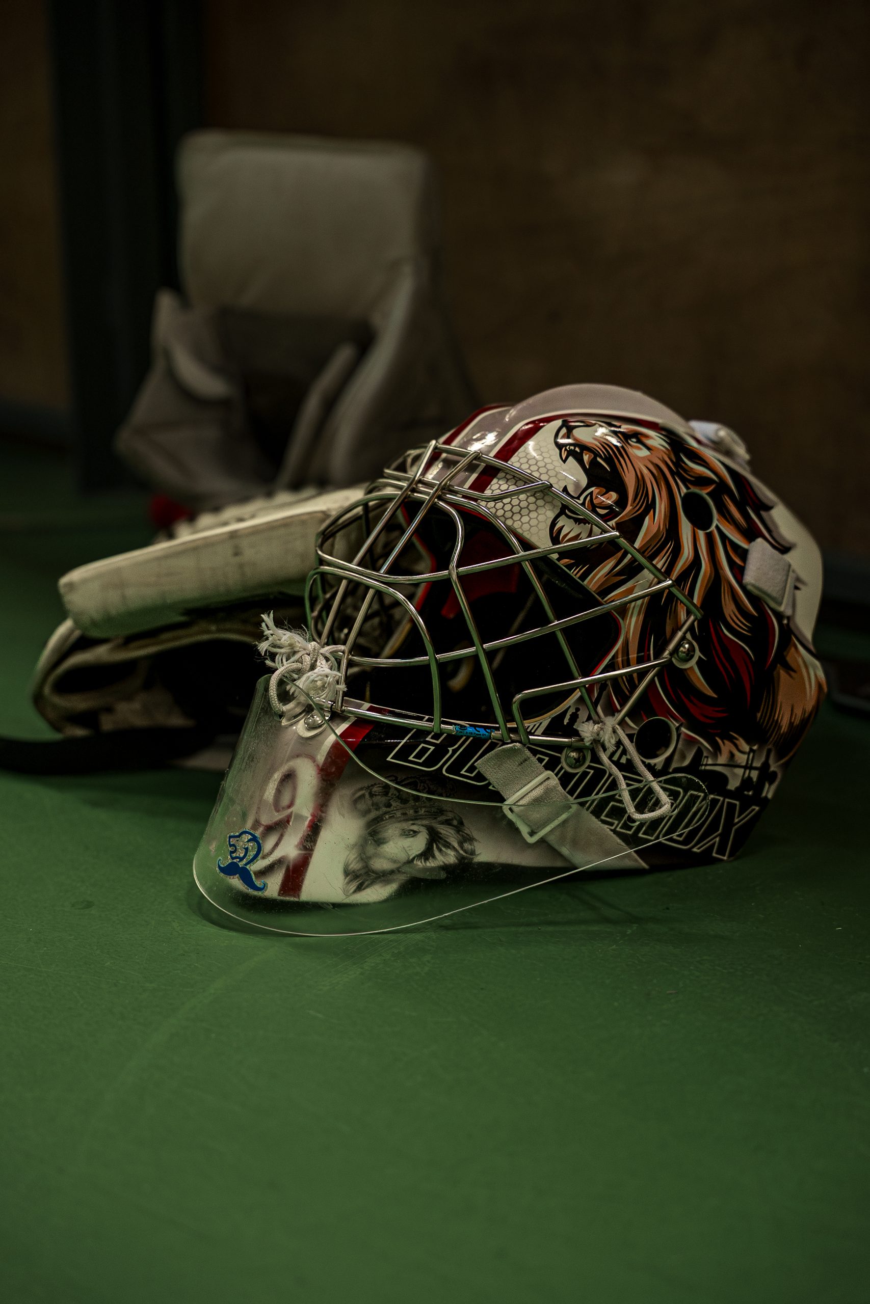 detail-casque-hockey-roller-bordeaux
