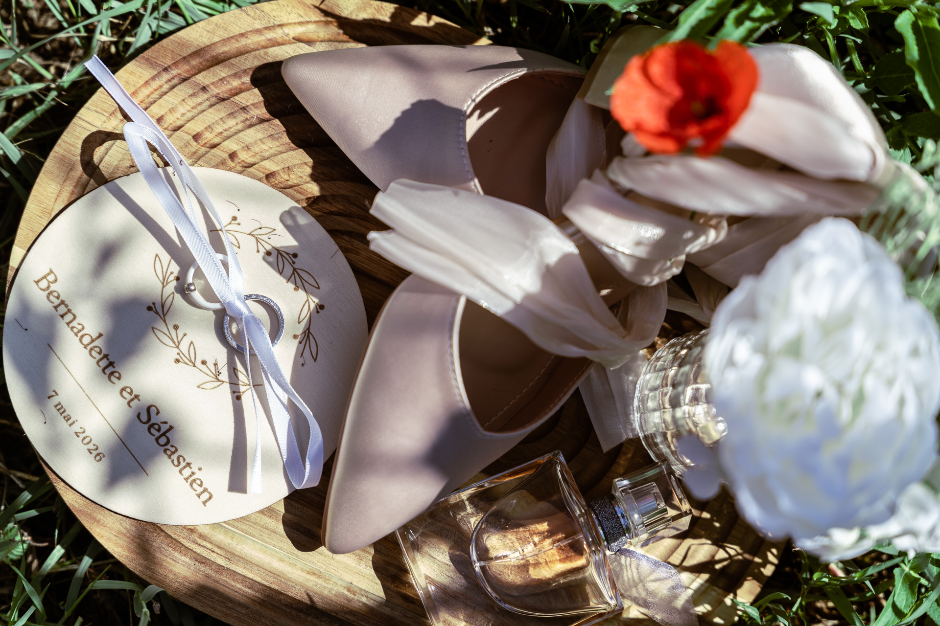 flatlay-accessoires-mariee-alliances-parfum-chaussures