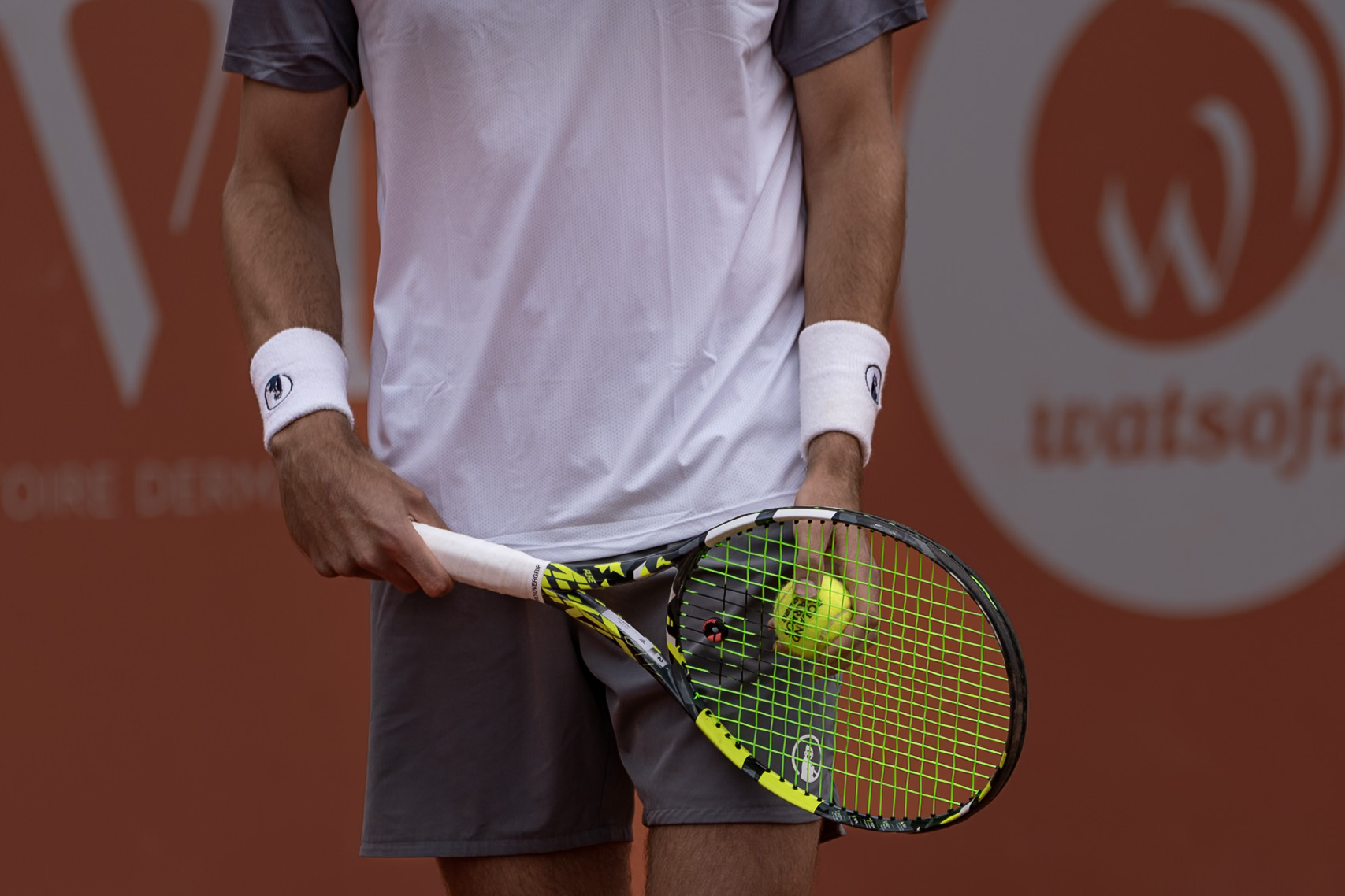 gros-plan-raquette-tennis-match-professionnel