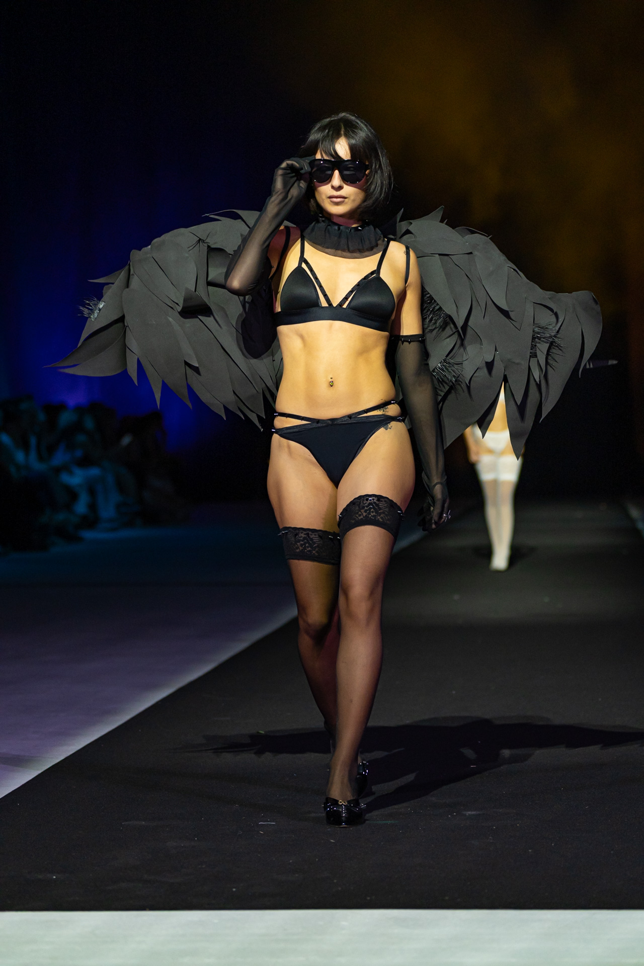 lingerie-noire-ailes-plumes-style-gothique-defile
