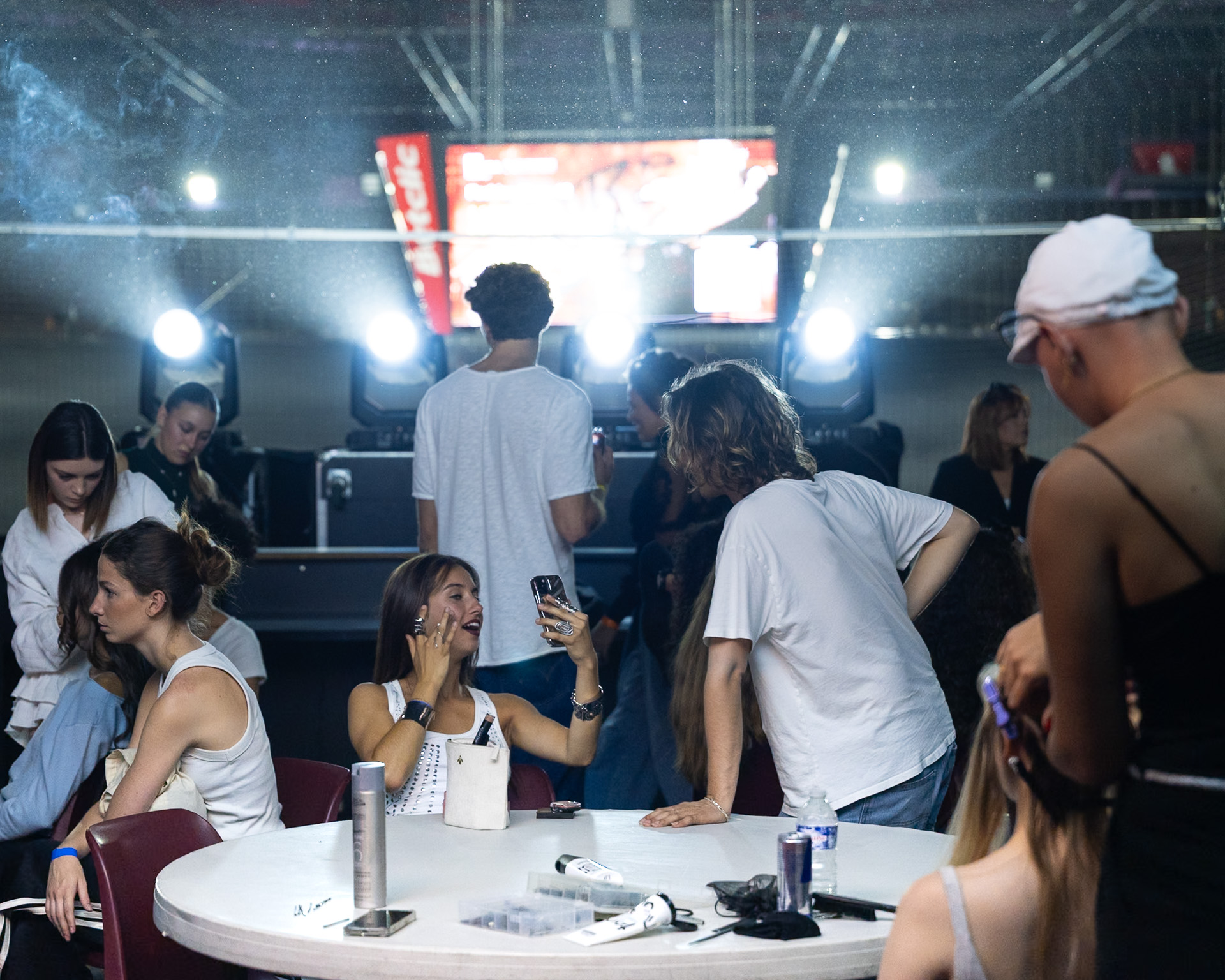 loges-mannequins-preparation-maquillage-backstage-defile