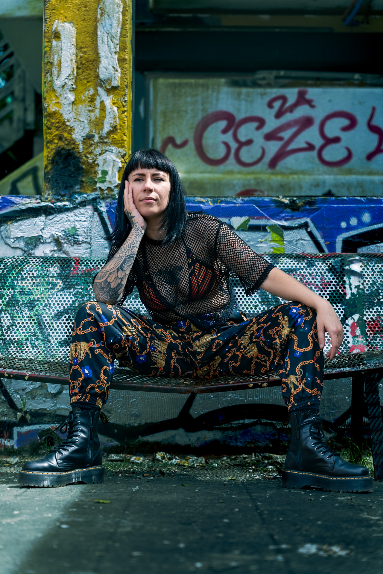 look-alternative-femme-tatouee-graffitis