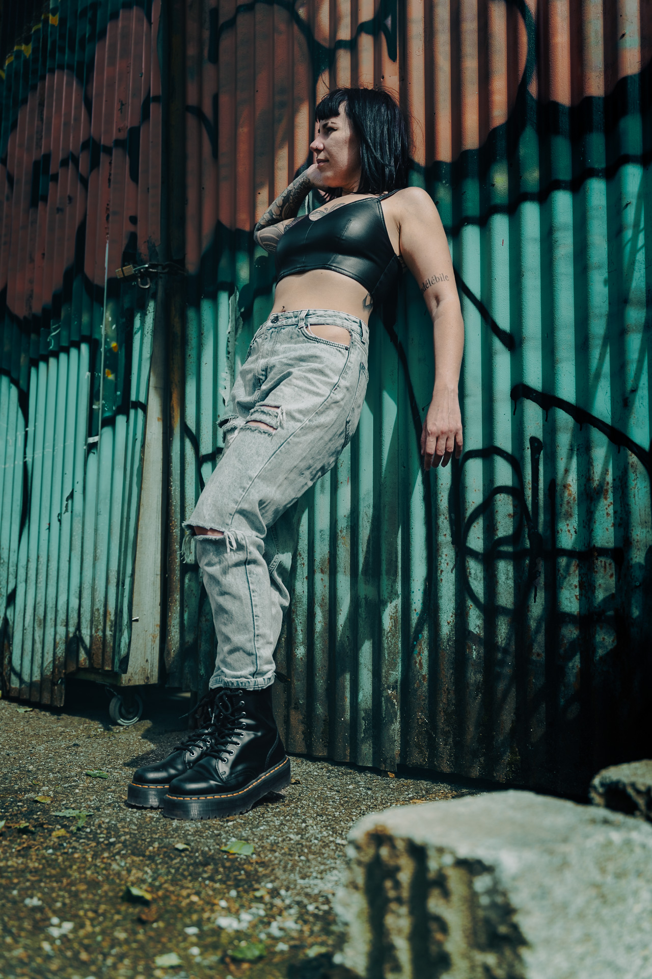 look-streetwear-femme-tatouee-top-similicuir