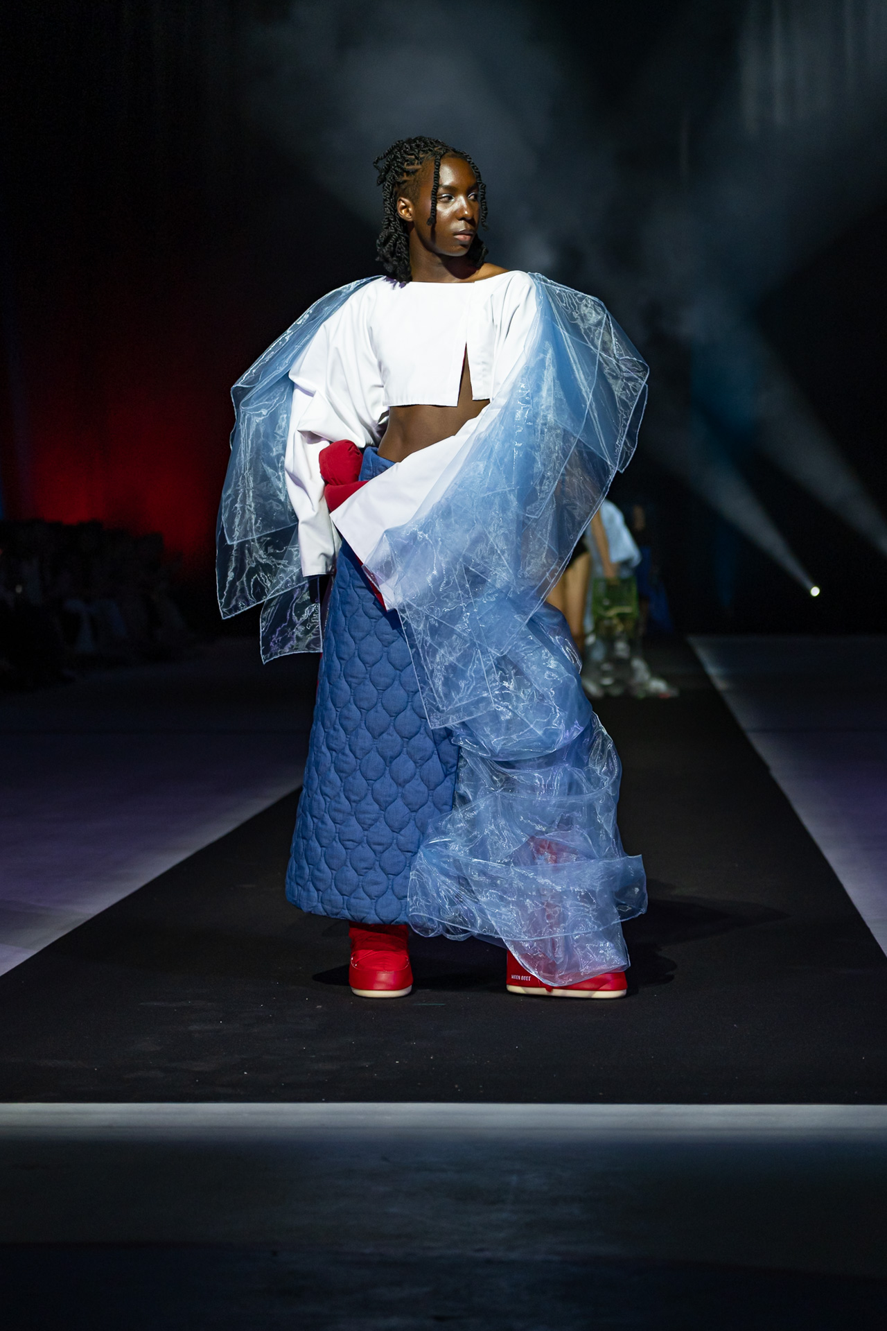 mannequin-podium-tenue-conceptuelle-bleue-transparente