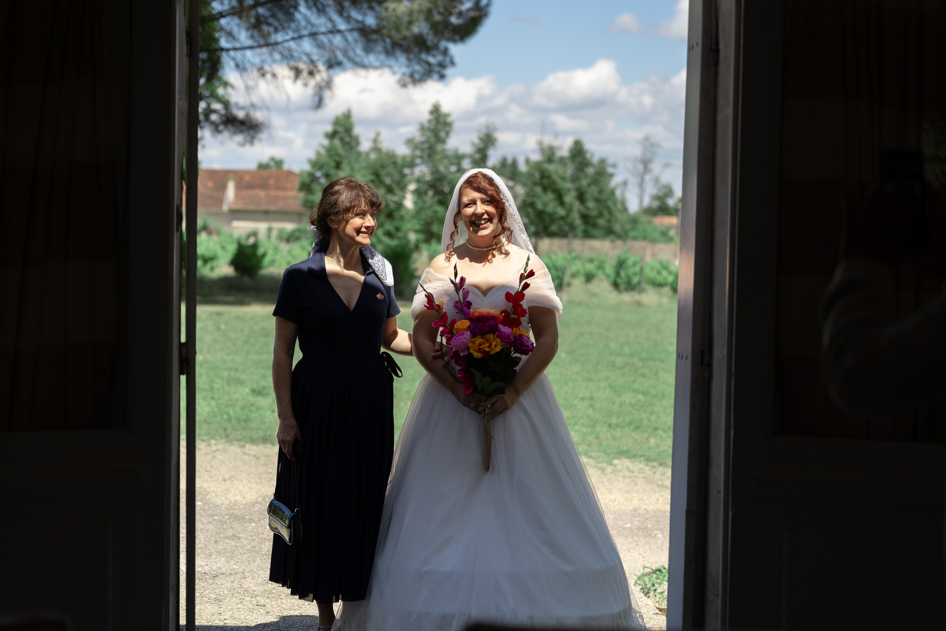 mariee-et-sa-mere-entree-salle-mariage