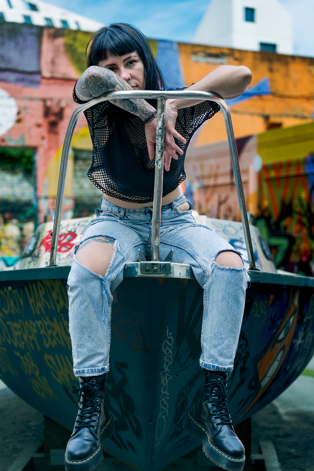 mode-urbaine-edgy-femme-tatouee-bateau