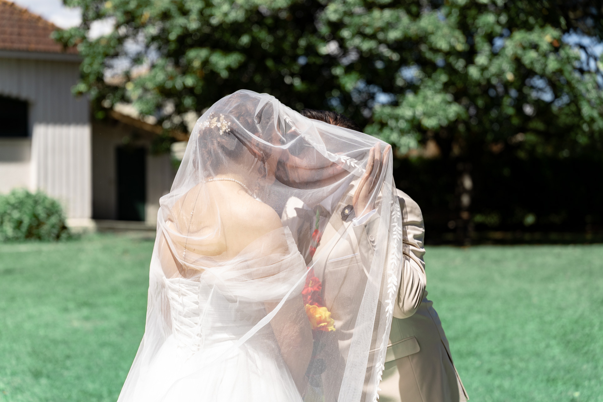 photo-couple-maries-cache-sous-le-voile