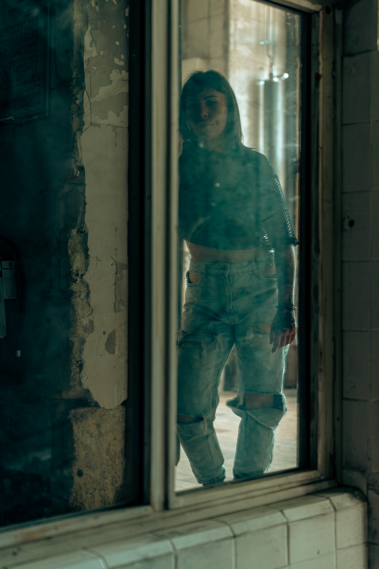 photo-reflet-vitre-ambiance-industrielle-mysterieuse.