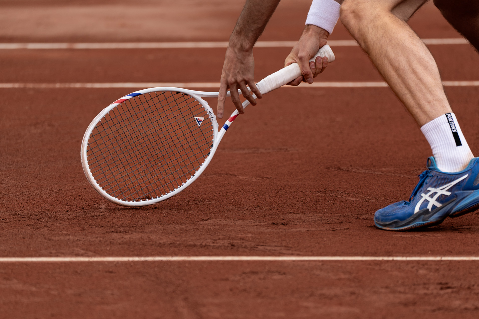 photo-sport-detail-raquette-glissade-terre-battue