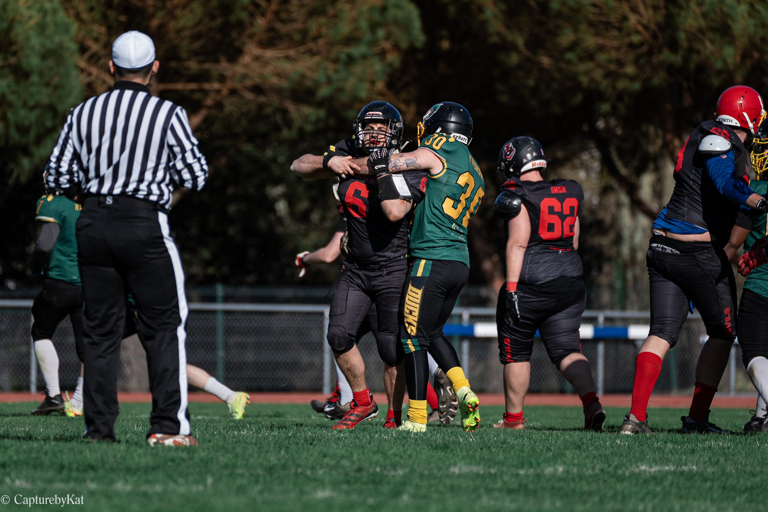 plaquage-football-americain-match-joueur-ducks-devils