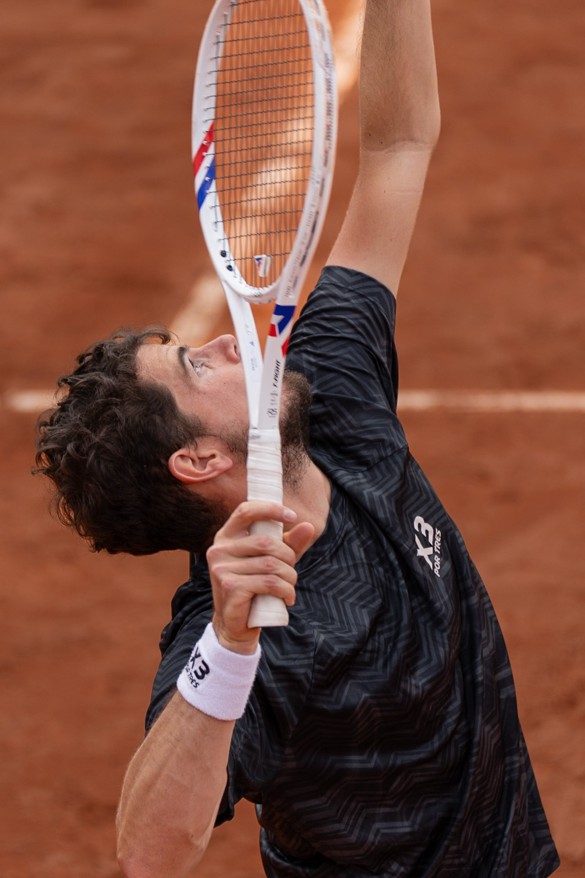 portrait-action-joueur-tennis-smash-concentration