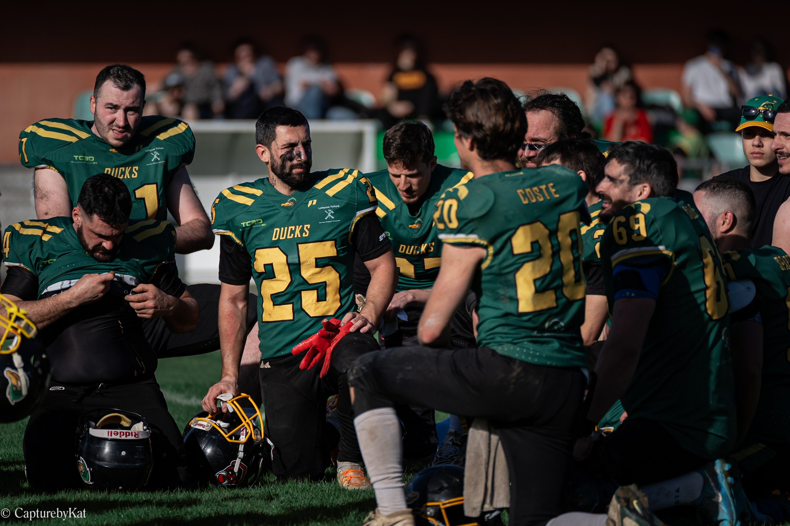 strategie-equipe-football-americain-huddle-joueurs-tactique