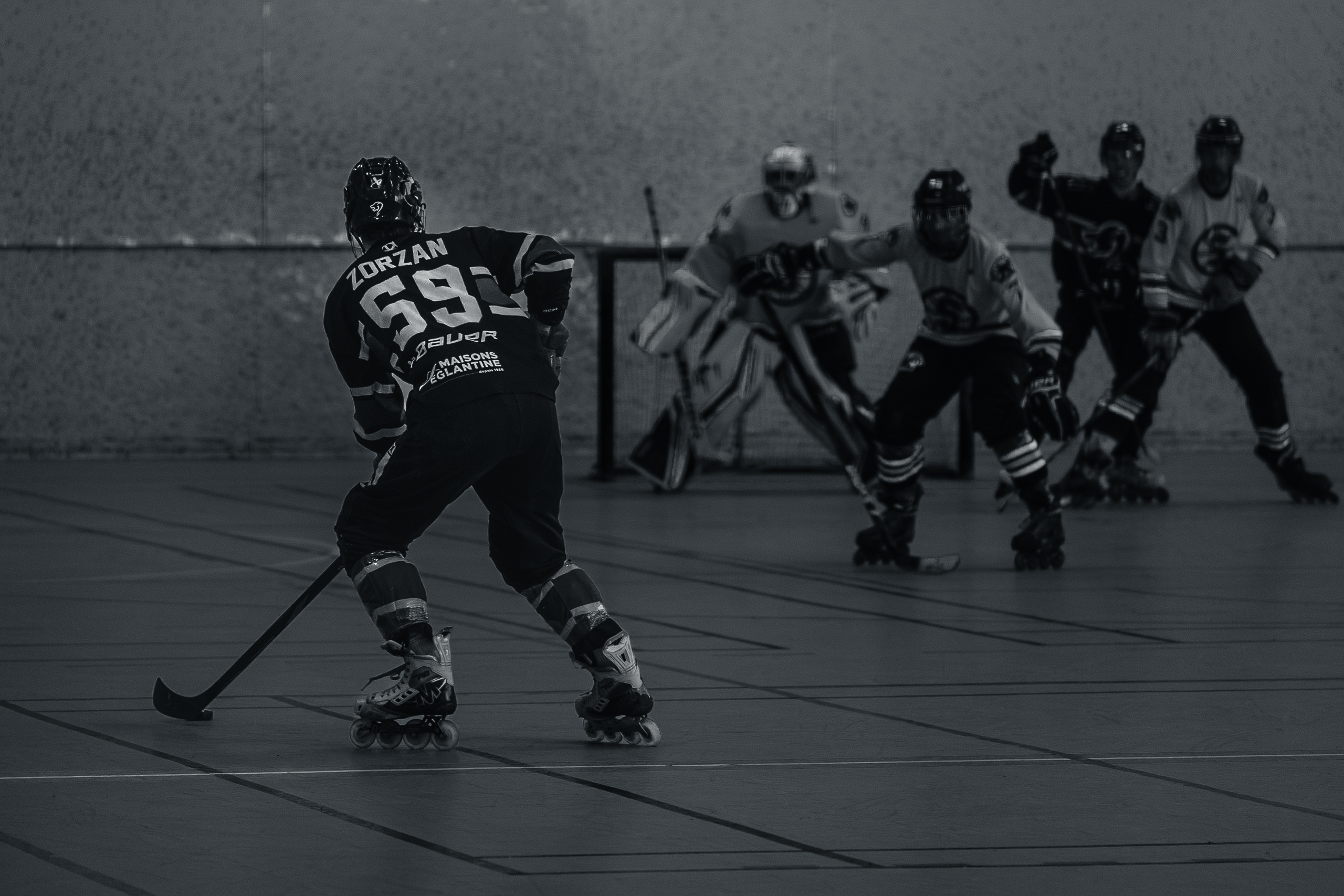 tir-action-attaquant-roller-hockey