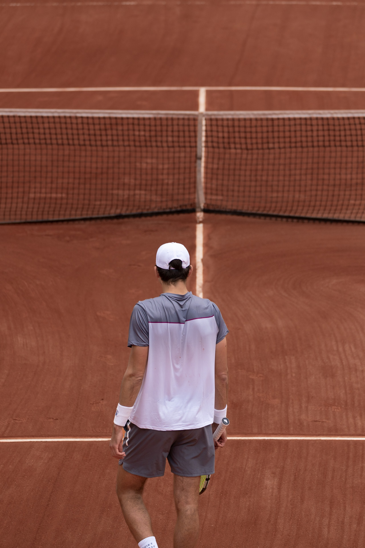 vue-dos-joueur-tennis-perspective-filet-court