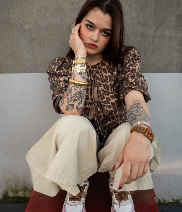 look-streetwear-femme-shooting-urbain