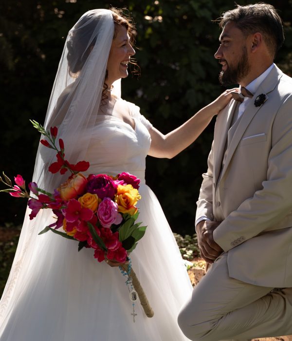 photo-couple-maries-regard-complice-parc-en-soleille