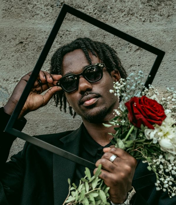 photographie d'un shooting en studio avec quatres modèles, trois femmes et un homme sur des fonds de couleur pop. Les produits sont mis en valeur et represente toute la collection de carribean clock, marque d'horloge lunaire, murale, barometre, thermometre en fabrication artisanal effetuee dans les caraibes.