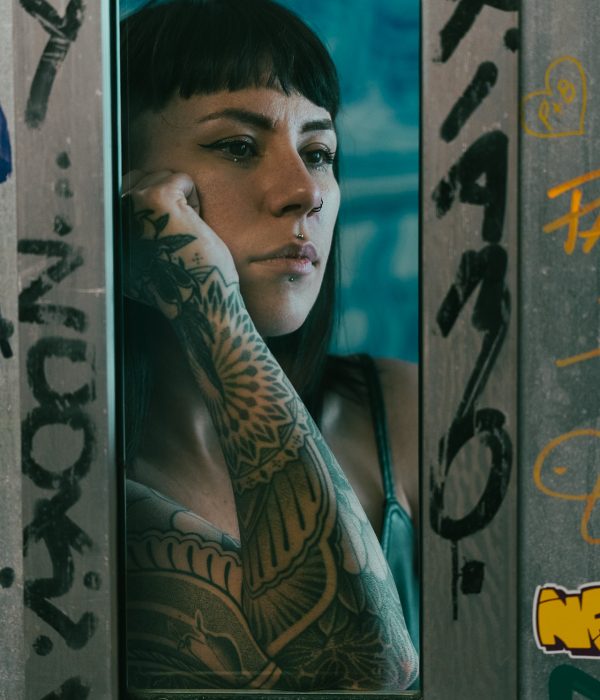portrait-femme-tatouee-visage-look-alternatif