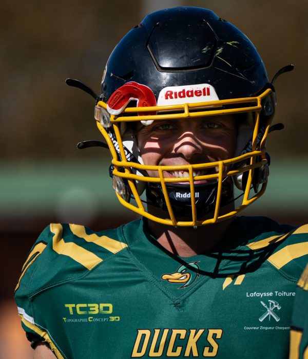 portrait-joueur-football-americain-sourire