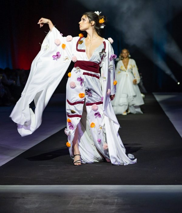 robe-blanche-fleurs-style-kimono-defile-haute-couture